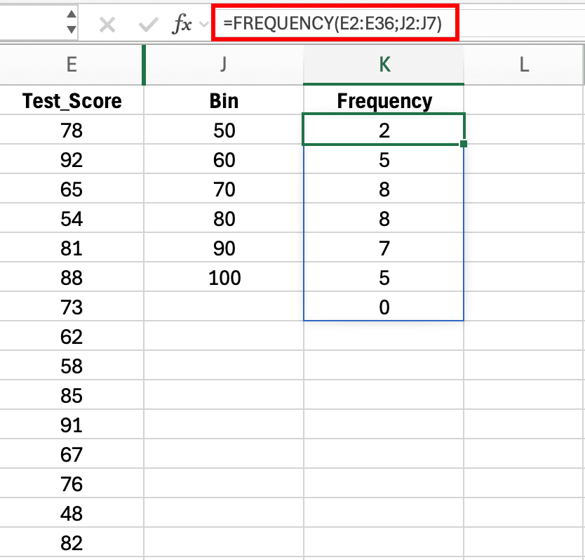 Fórmula matricial de función FREQUENCY de Excel en la barra de fórmulas mostrando rangos de intervalos en una columna y conteos de distribución de frecuencia resultantes en columna adyacente para datos continuos agrupados