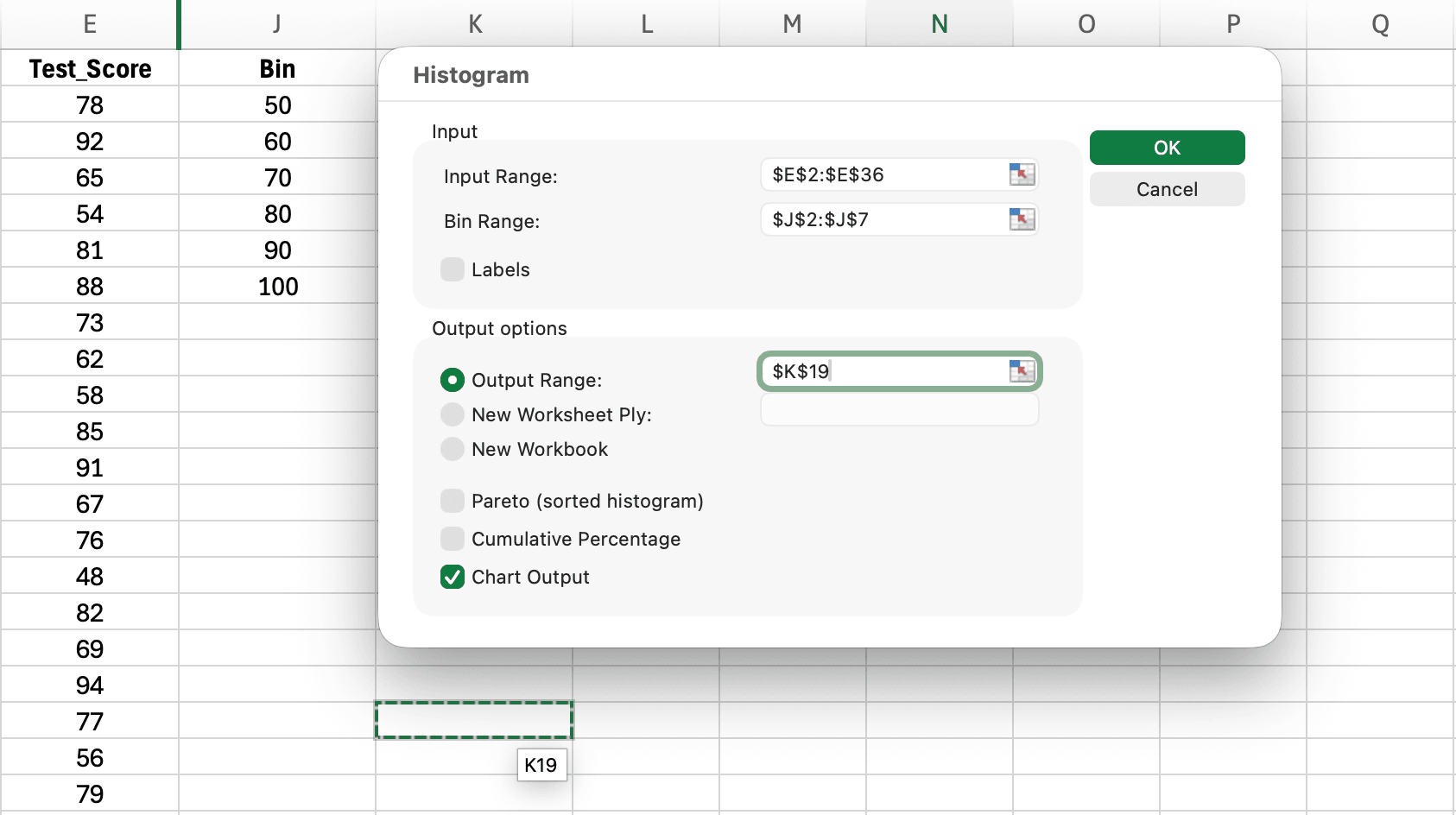 Cuadro de diálogo Histograma de Data Analysis Toolpak de Excel mostrando campo de rango de entrada, campo de rango de intervalo, opciones de salida y casilla de crear gráfico para generar tablas de frecuencia con histogramas