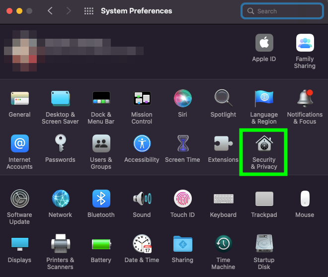 Fereastra System Preferences pe macOS cu pictograma Security & Privacy evidențiată